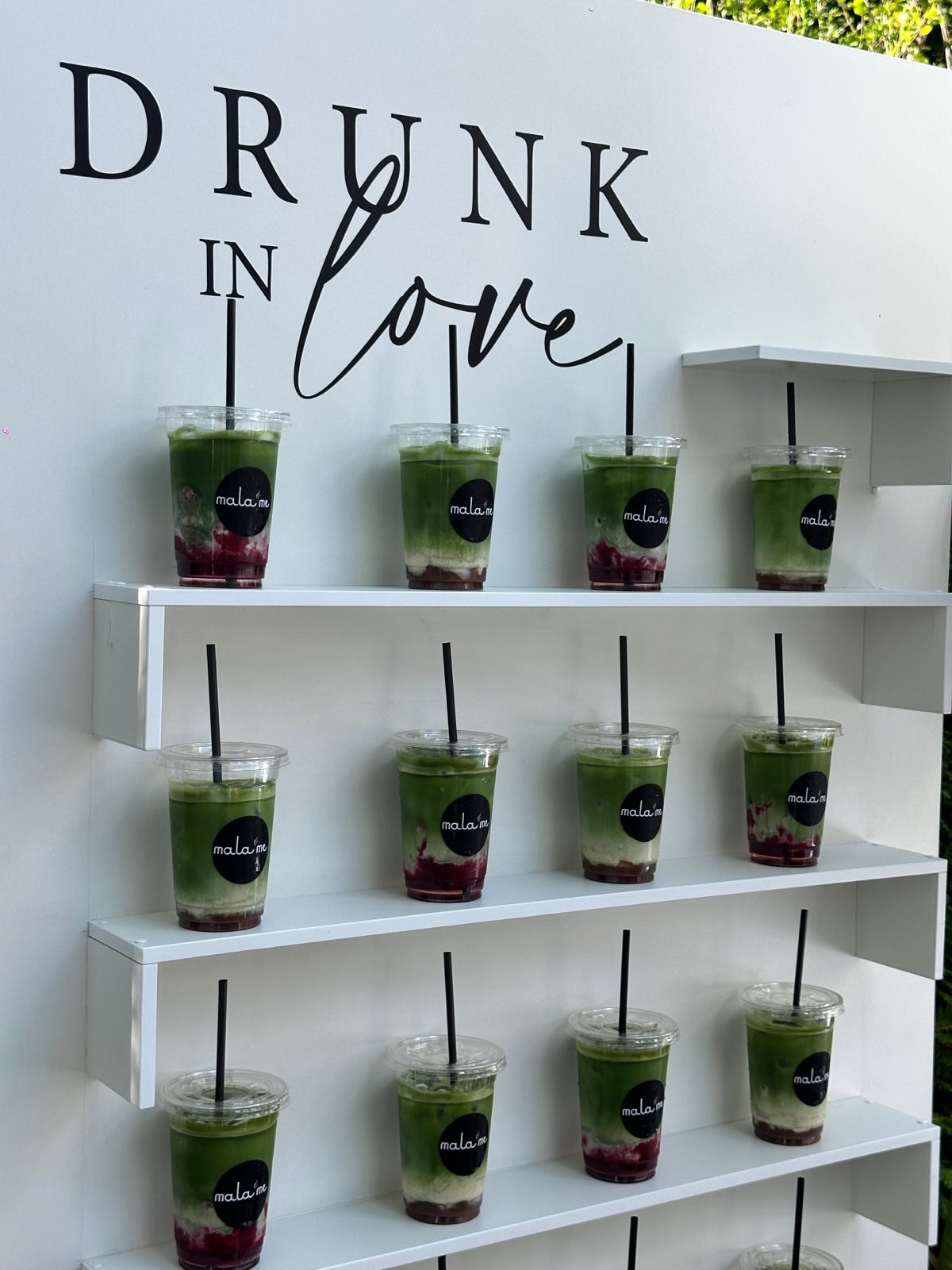 mala'me Drunk in Love Detail mit Neonschrift