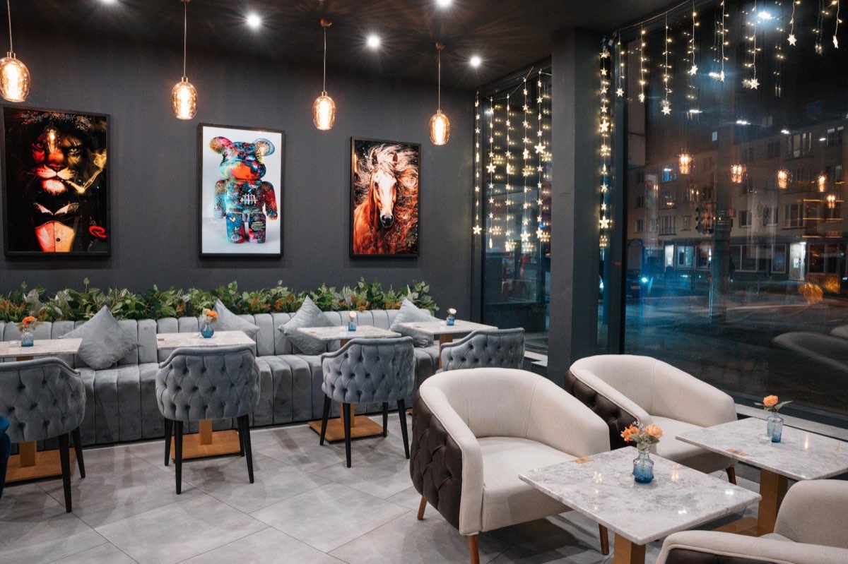 mala'me Interior – Blick in die Lounge mit warmer Beleuchtung