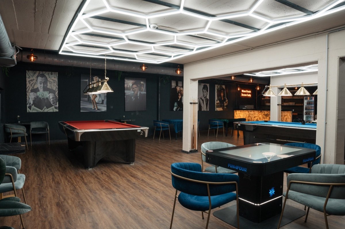 mala'me Spielraum mit Billardtisch und Gaming-Bereich